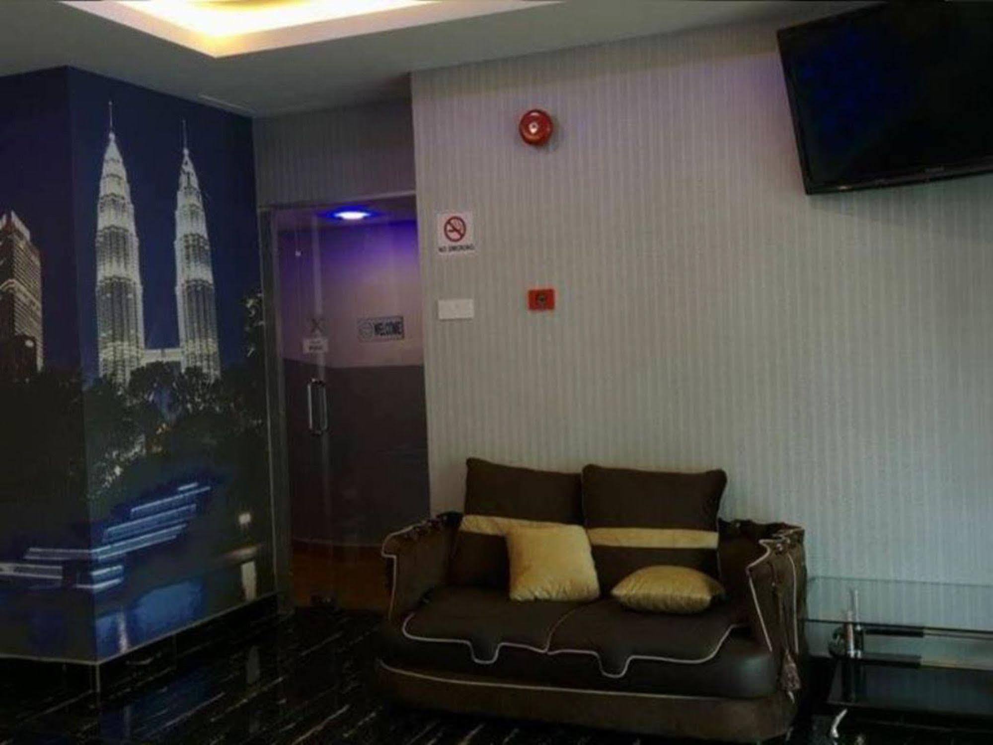 Oyo 176 Hotel Q Inn Petaling Jaya Extérieur photo