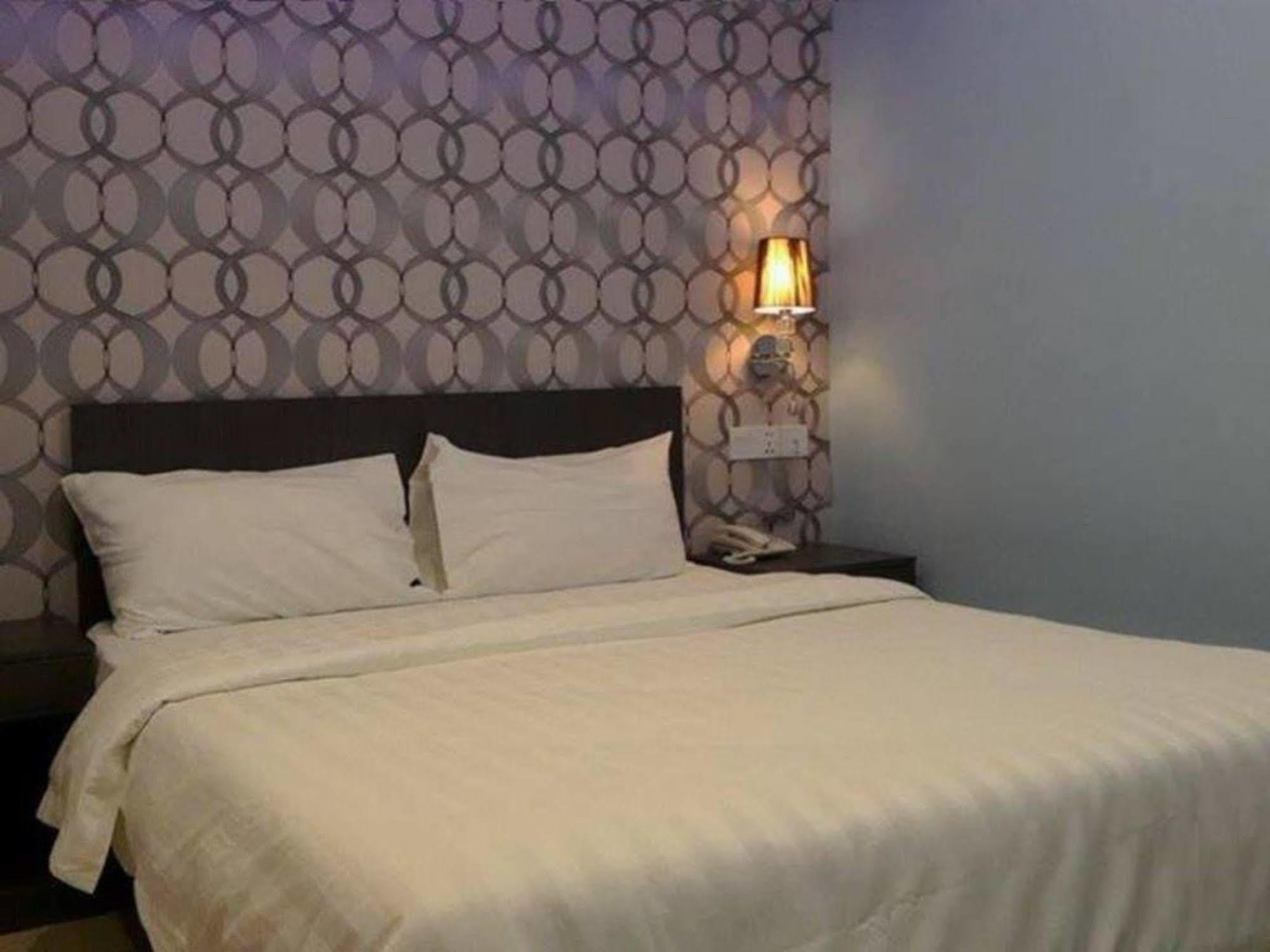 Oyo 176 Hotel Q Inn Petaling Jaya Extérieur photo