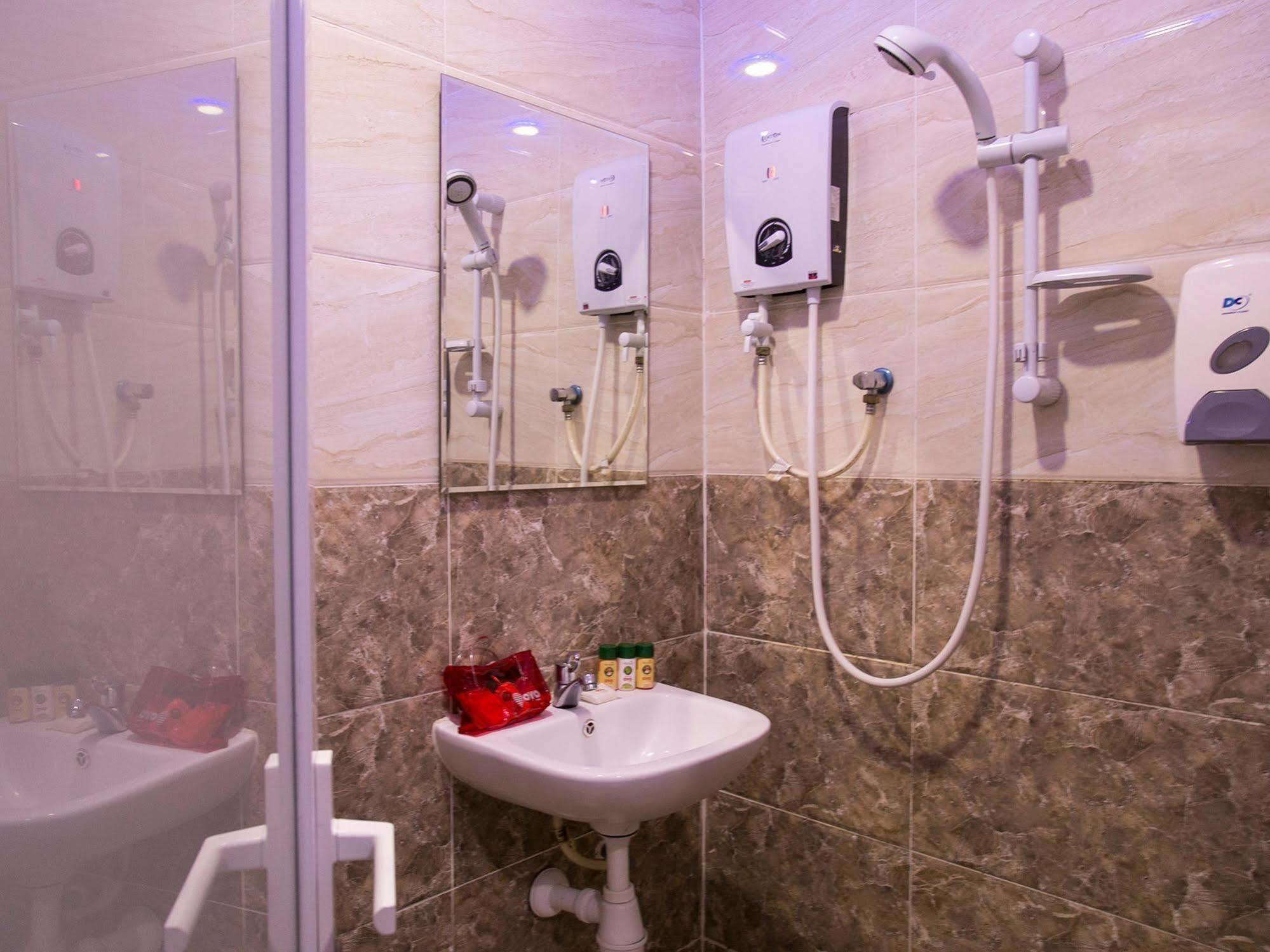 Oyo 176 Hotel Q Inn Petaling Jaya Extérieur photo